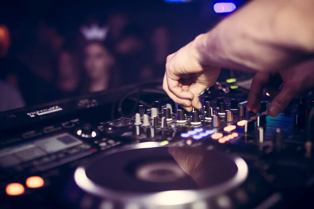 dj isere