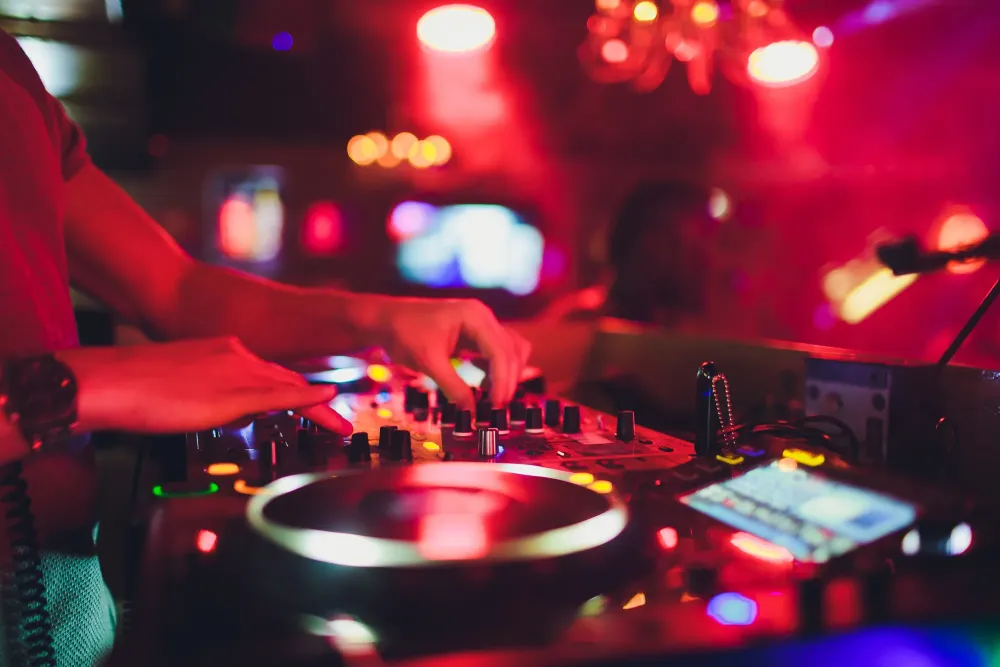 dj (1)