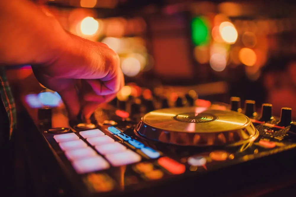 dj (2)